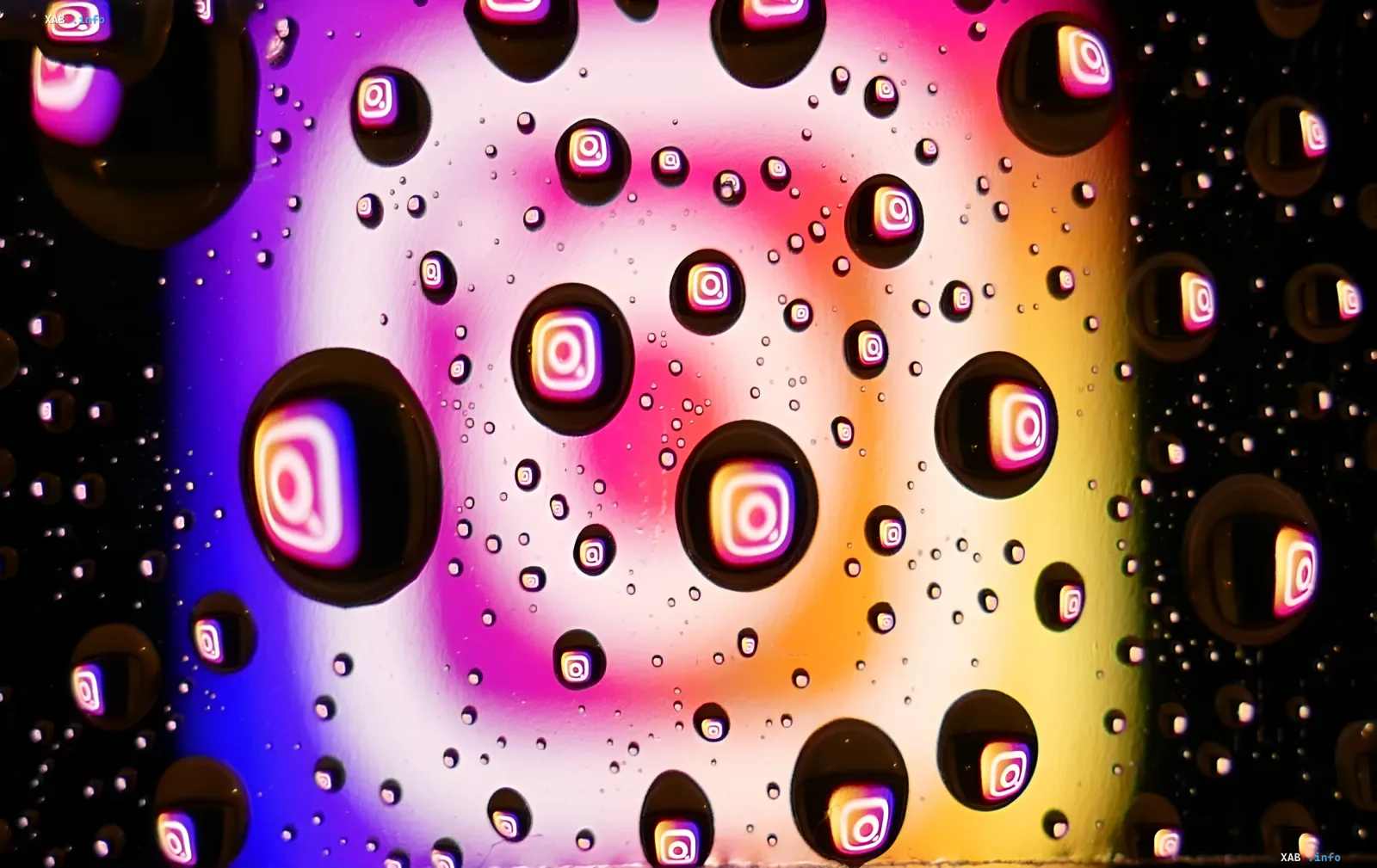Instagram-Logo in Wassertropfen auf farbigem Hintergrund, das den Start der TV-App von Meta für Samsung symbolisiert