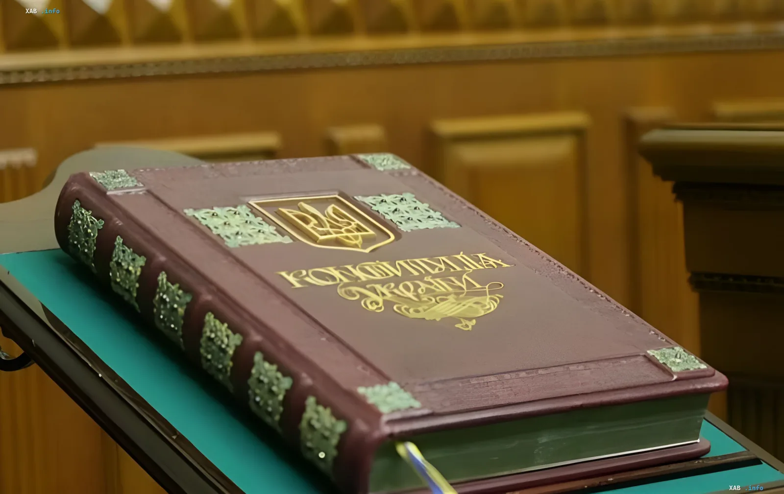 Feierlich gebundenes Grundgesetz der Ukraine mit goldenem Wappen und Inschrift, das die Zugänglichkeit des Hauptgesetzes für taube Bürger durch Gebärdensprachübersetzung symbolisiert