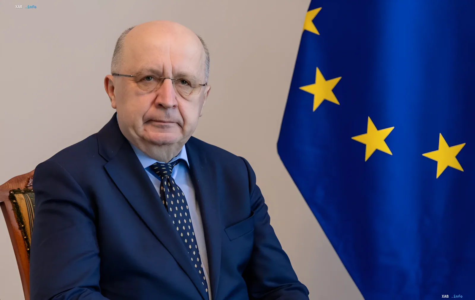 Президент Литвы Гитанас Науседа на фоне флага ЕС, обсуждающий интеграцию украинского ОПК в европейскую оборонную систему