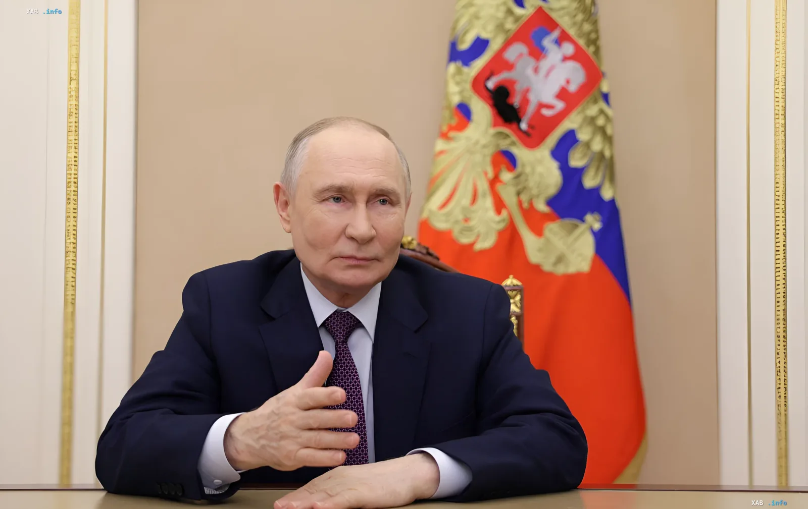 Владимир Путин за столом с российским флагом на фоне, жестом руки подчеркивает отказ от переговоров с Украиной
