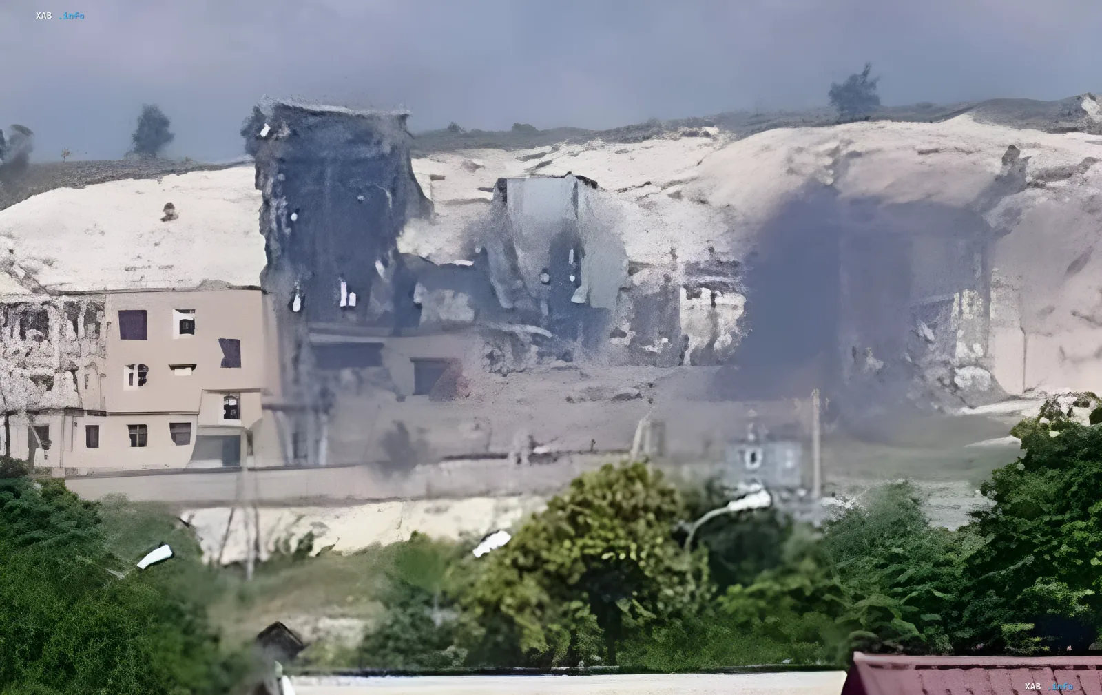 Знищення на Олексіївському крейдяному заводі після удару в Білгородській області, видно пошкоджені будівлі та димлячі завали