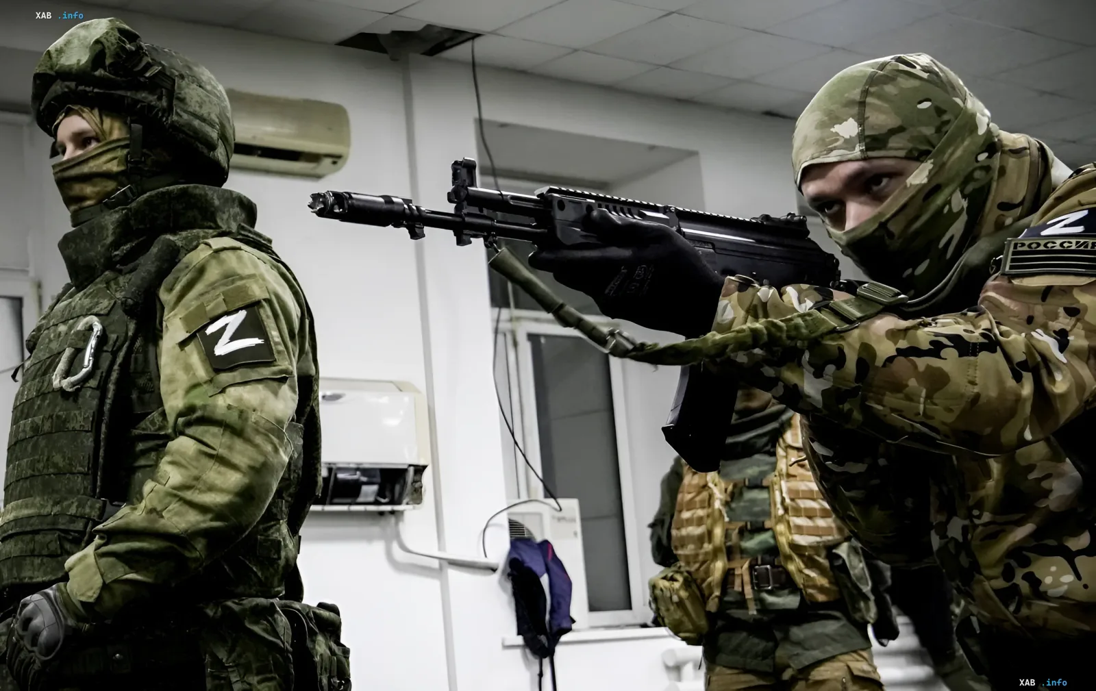 Российские военные с тактическими значками 'Z' в здании, один из них держит автомат, иллюстрируя напряженную обстановку на передовой в Константиновке.
