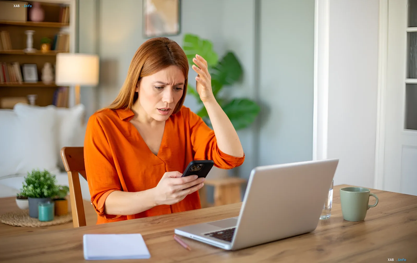 Besorgte Frau schaut auf ihr Smartphone mit einer Bankkarte und prüft ihren Cashback-Saldo vor dem Stichtag am 30. Juni 2026