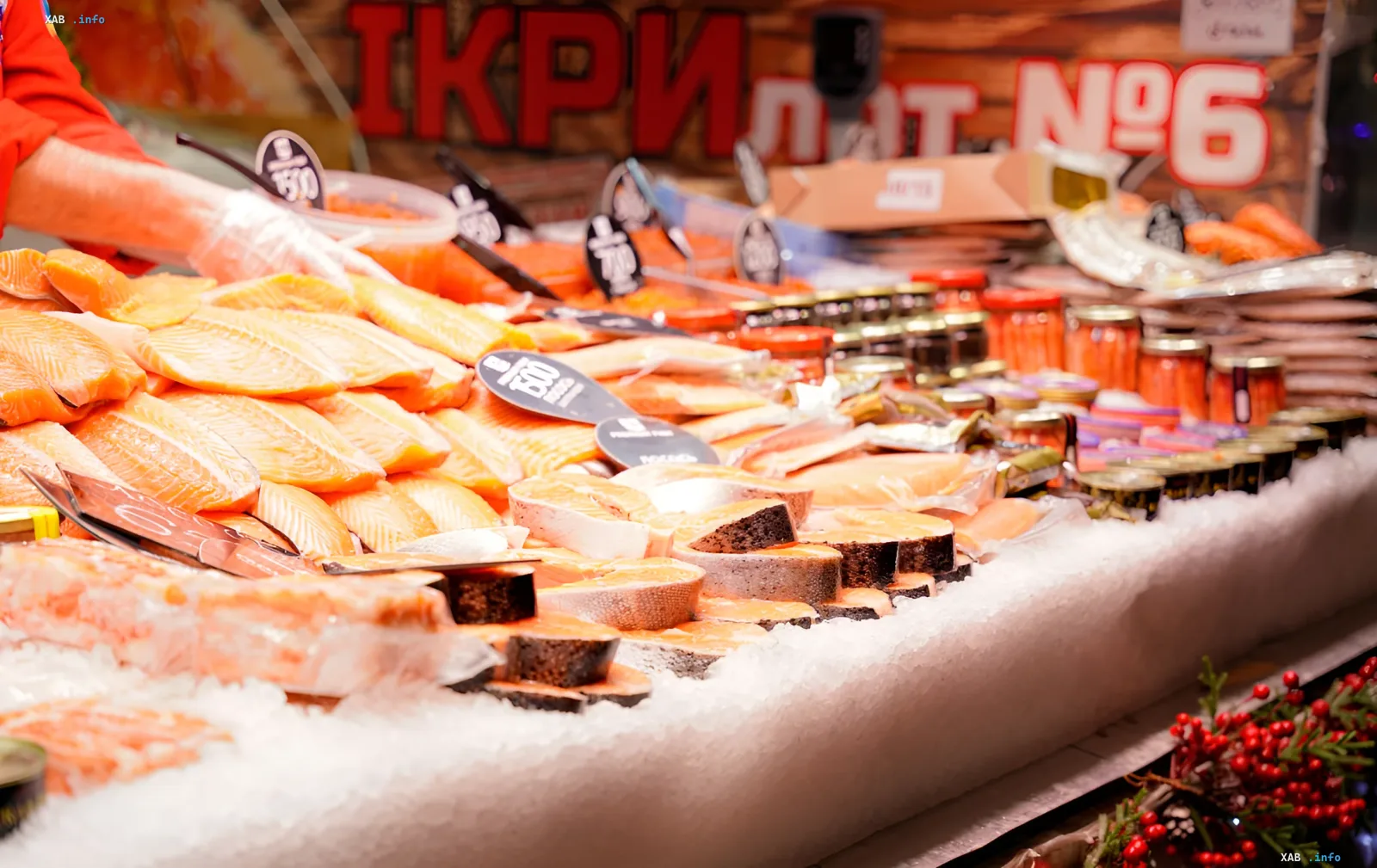 Прилавок с рыбой и икрой в магазине: на фото видны филе лосося, консервированная икра и ценники, что иллюстрирует тему предупреждения Госпродпотребслужбы о рисках при покупке рыбы