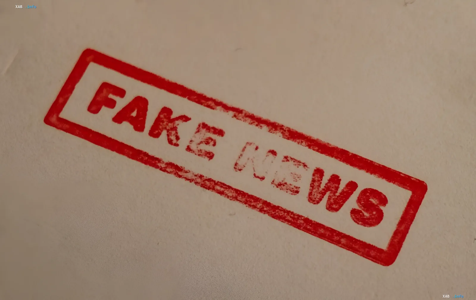 Красная печать "FAKE NEWS" на документе — символ манипуляции информацией в контексте проекта 2026 по контролю над нейросетями и поисковиками