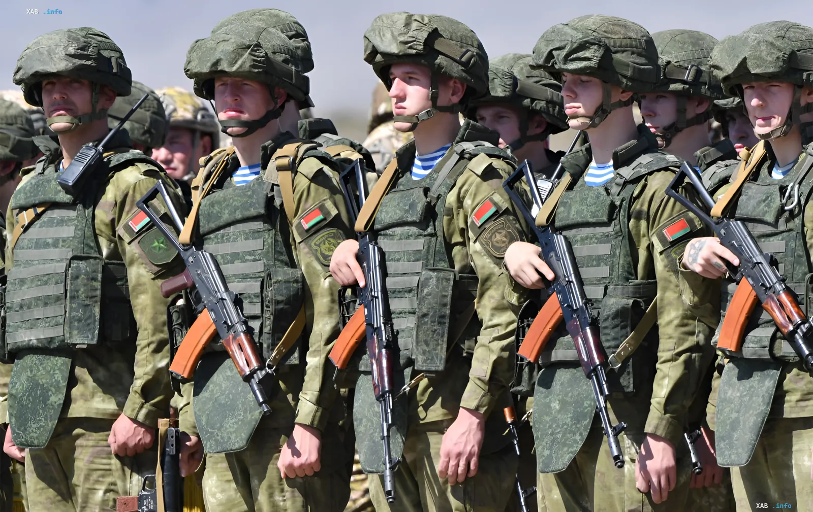 Белорусские военнослужащие в форме с флагом Беларуси на рукавах, стоящие в строю с автоматами — иллюстрация к новости о возможном призыве белорусов в российскую армию