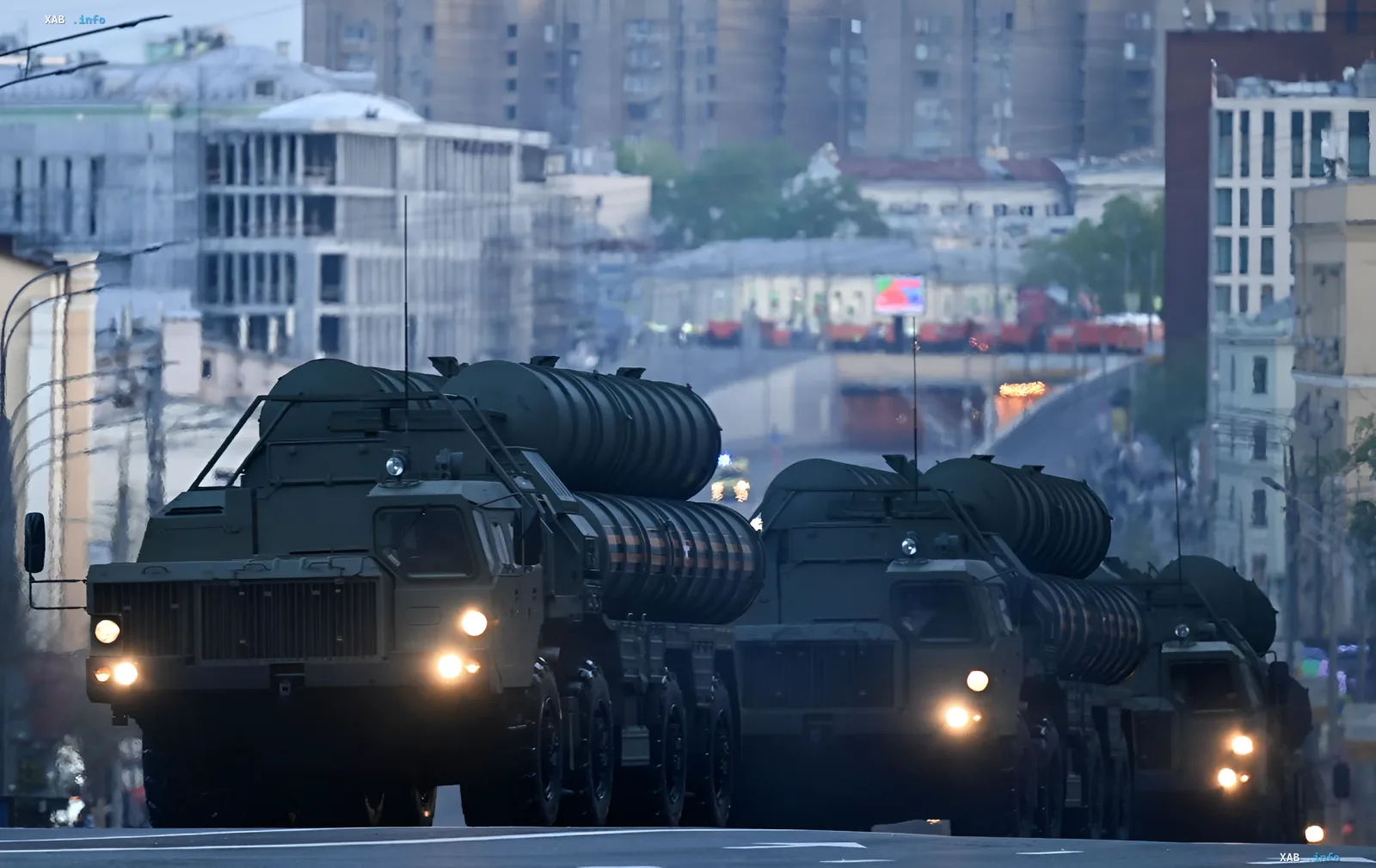 Колонна российских зенитных ракетных комплексов С-400 движется по городской улице, иллюстрируя концентрацию сил ПВО в Москве.