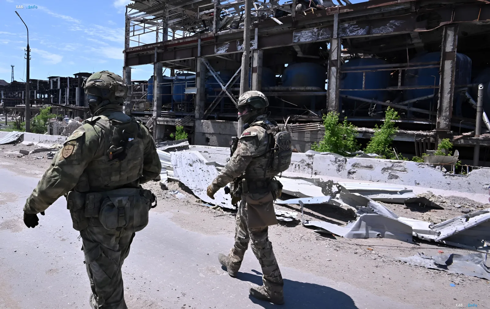 Військові в камуфляжній формі оглядають зруйновану промислову будівлю, що символізує наслідки конфліктів, пов'язаних із постачанням зброї, включаючи скандал з Beretta.