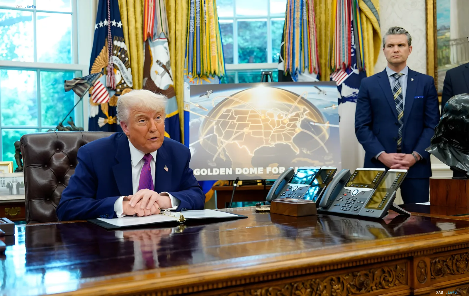 Президент США Дональд Трамп в Овальном кабинете с плакатом 'Золотой купол' на фоне, символизирующим испытания глобального противоракетного щита