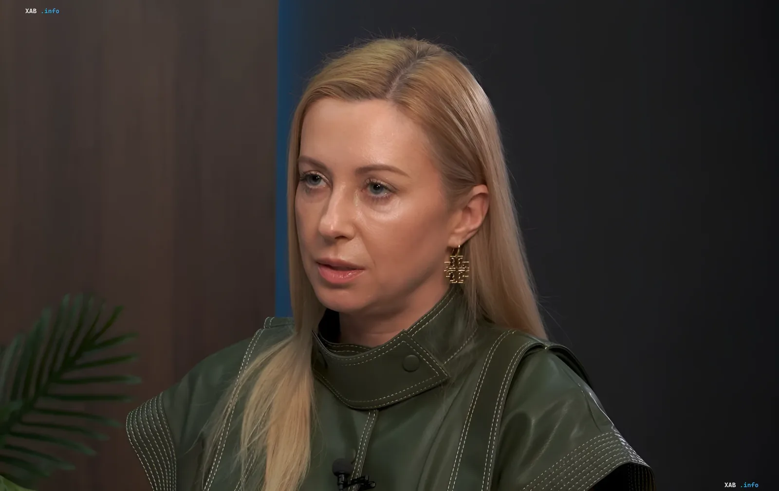 Тоня Матвиенко в зеленом пальто с серьезным выражением лица, обсуждающая переезд дочери в Германию