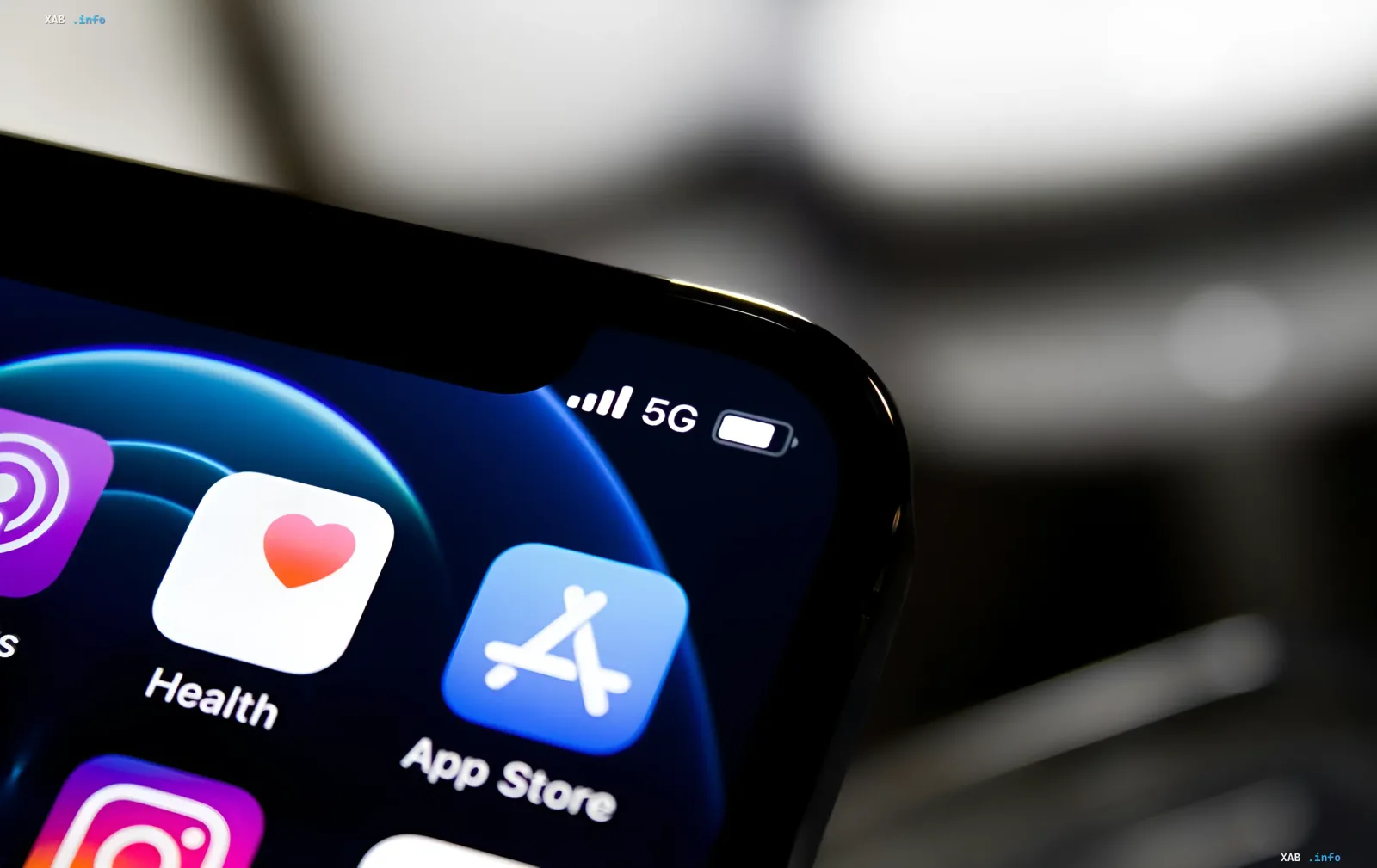 App Store-Symbol auf iPhone-Bildschirm mit 5G-Indikator — das Symbol der Plattform, auf der VK-Dienste entfernt wurden