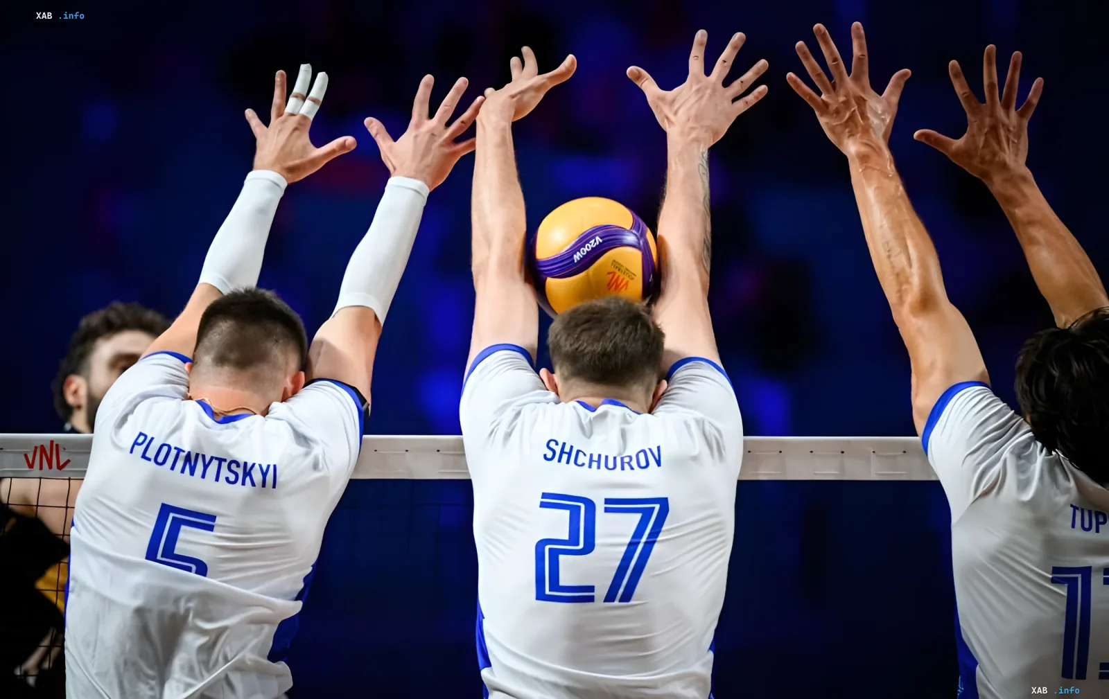 Игроки сборной Украины по волейболу Плотницкий (5) и Шчуров (27) блокируют мяч во время исторической победы над Италией в Лиге наций