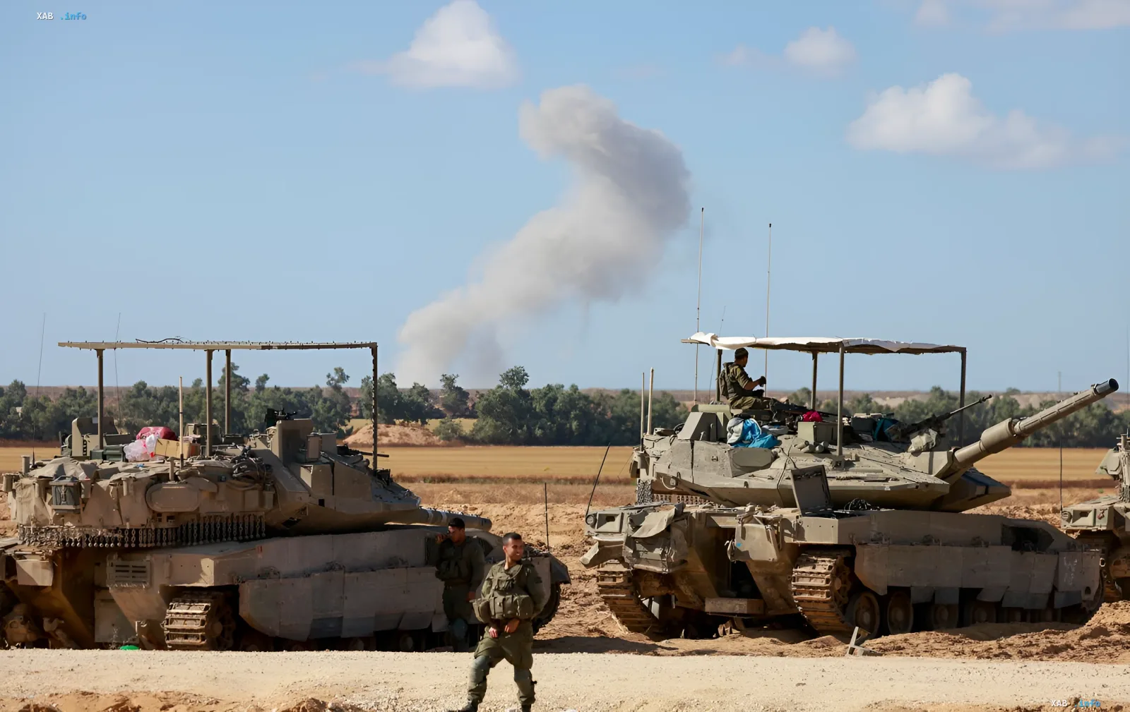 Израильские танки Merkava на фоне дыма, символизирующие подготовку к реконструкции Газы