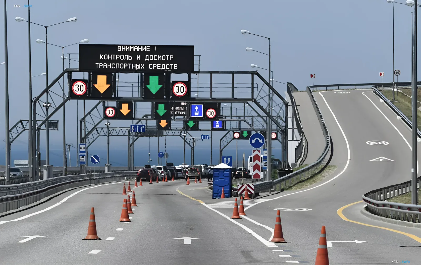 Stau auf der Krim-Brücke: Autos in Warteschlange vor Kontrollpunkt mit Schild „Achtung! Kontrolle und Durchsuchung von Fahrzeugen“