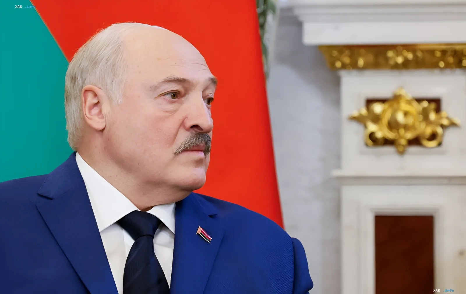 Александр Лукашенко в синем костюме с флагом Беларуси на фоне, заявляет о тайных переговорах с представителями Зеленского