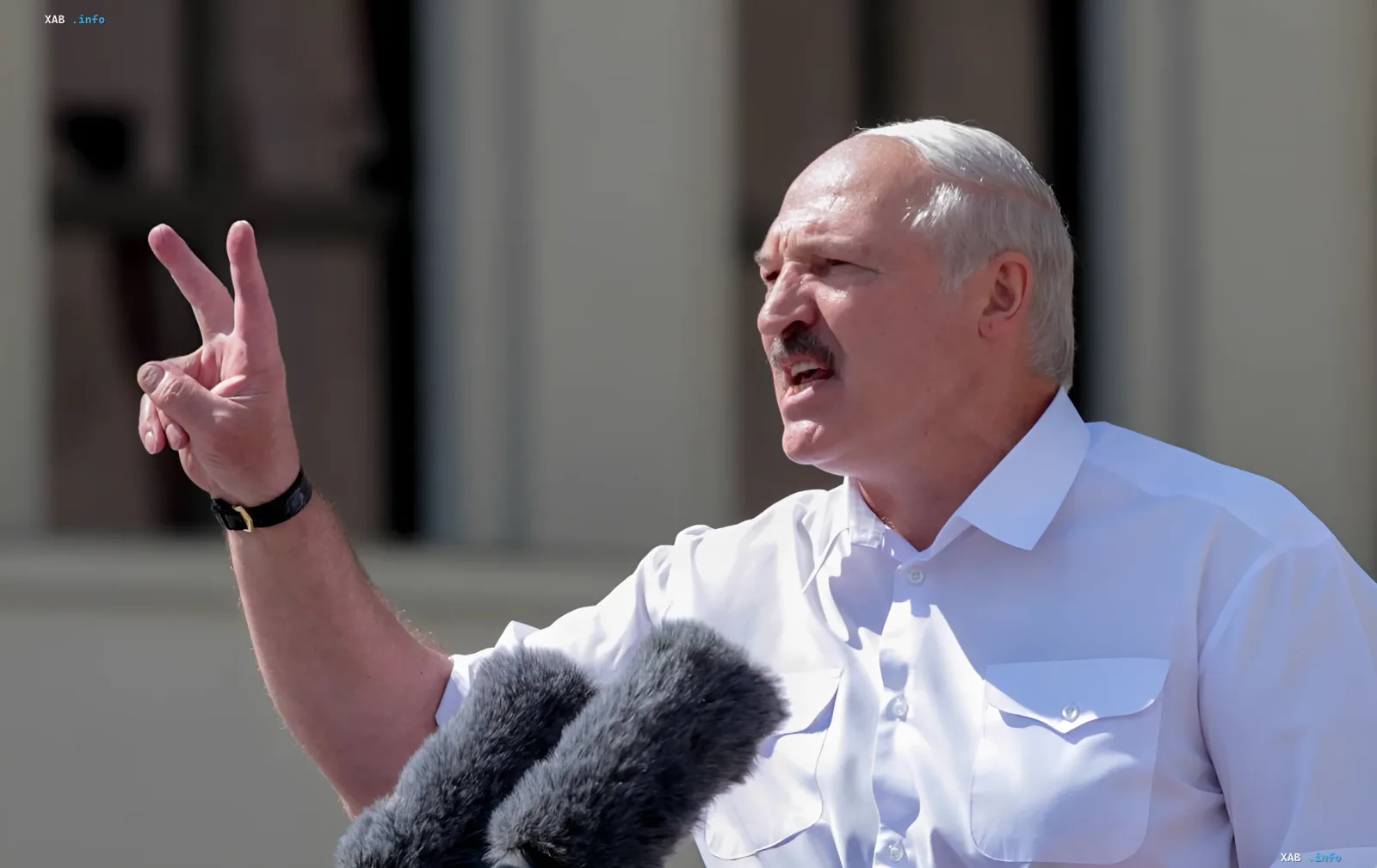 Александр Лукашенко жестикулирует во время выступления, демонстрируя решимость в условиях угрозы отключения финансирования и борьбы за суверенитет Беларуси