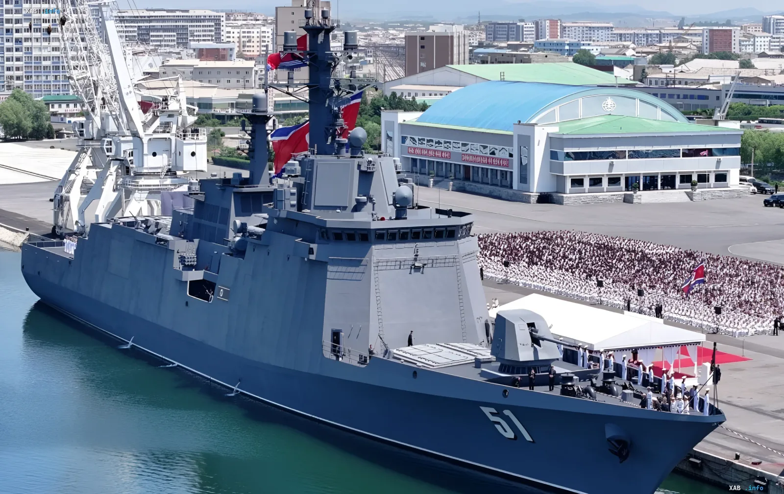 Новий есмінець ВМС КНДР з бортовим номером 51 на церемонії спуску на воду в порту Наён, що символізує створення стратегічного ядерного потенціалу на морі