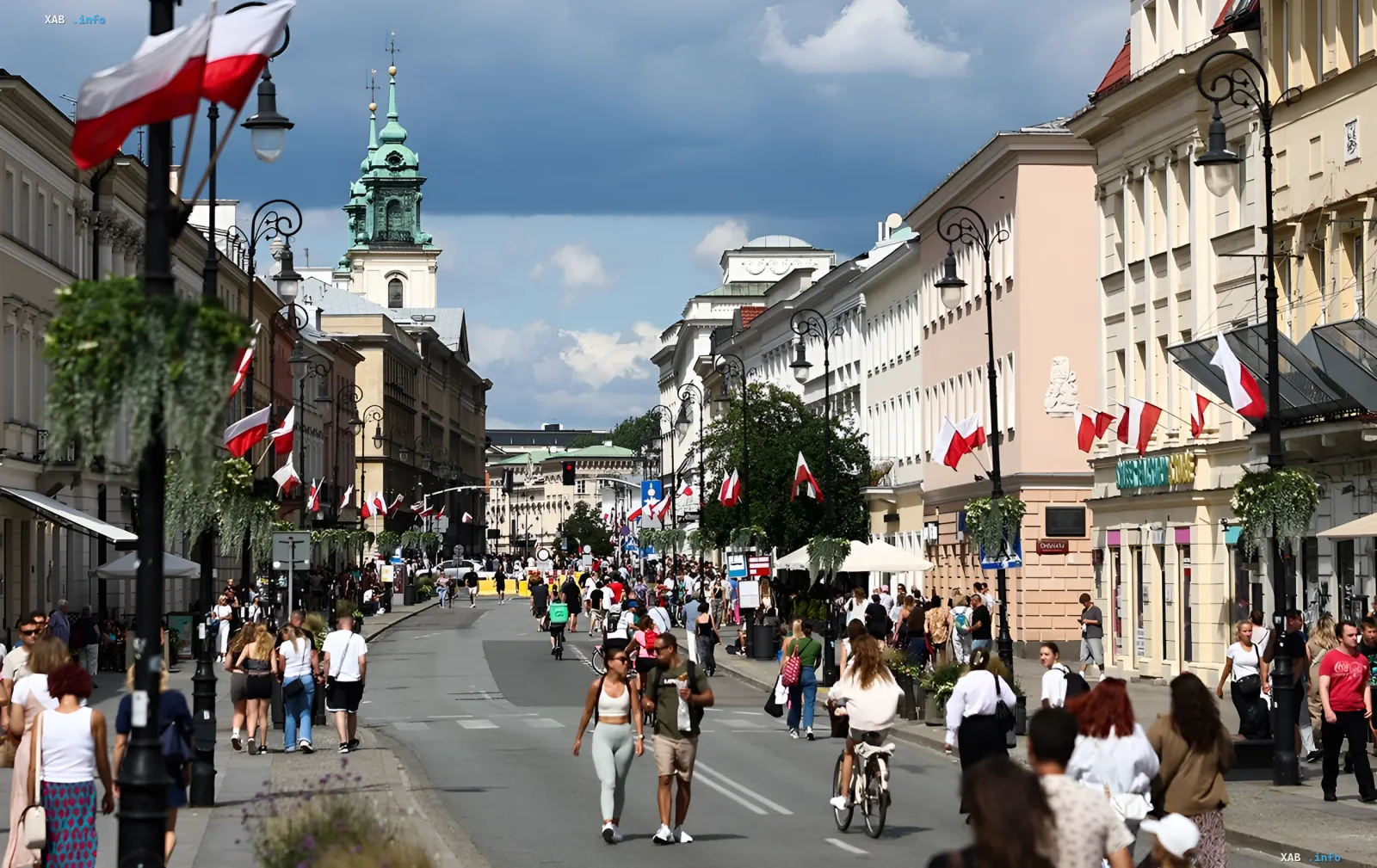 Fußgängerstraße in Polen mit polnischen Flaggen, die die öffentliche Meinung und politischen Präferenzen der Polen in Bezug auf die Ukraine symbolisieren.