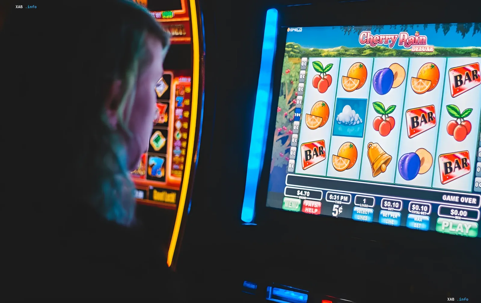 Spieler an einem Spielautomaten in einem dunklen Casino-Saal, auf dem Bildschirm ist der Slot Cherry Rain Deluxe zu sehen, was das Thema der Regulierung des Glücksspielmarktes und neue Regeln für Lotterien illustriert