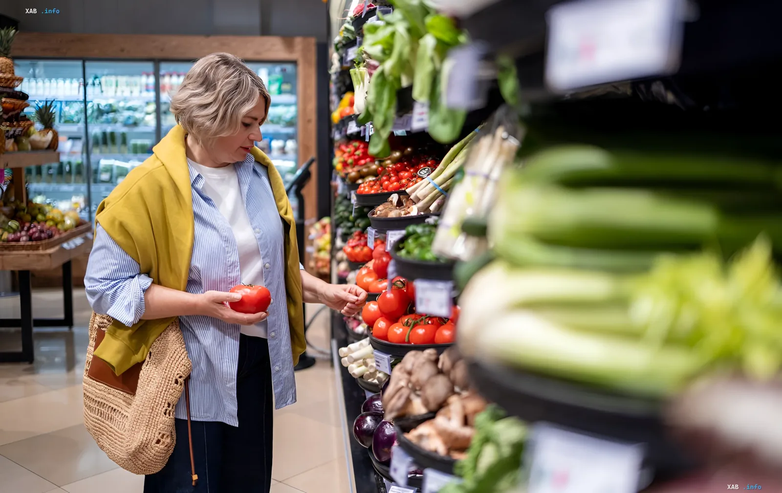 Frau wählt Tomaten in einem Supermarkt in Sewastopol vor dem Hintergrund steigender Preise und Warenknappheit