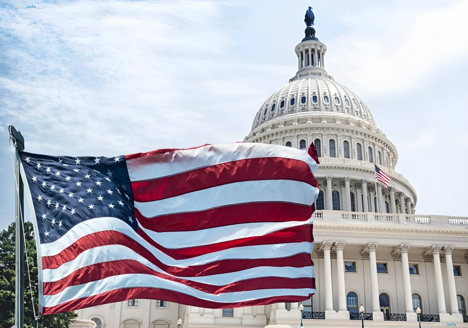 Флаг США развевается перед Капитолием в Вашингтоне, символизируя отказ от роли посредника и исторический поворот в политике G7, подтвержденный Макроном