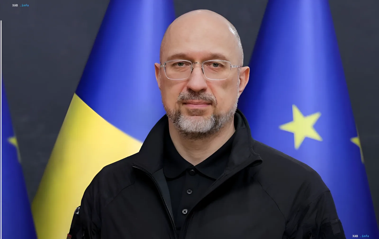 Министр энергетики Украины Герман Галущенко на фоне украинского и европейского флага, символизируя реформы в энергетике на зиму 2025 года.