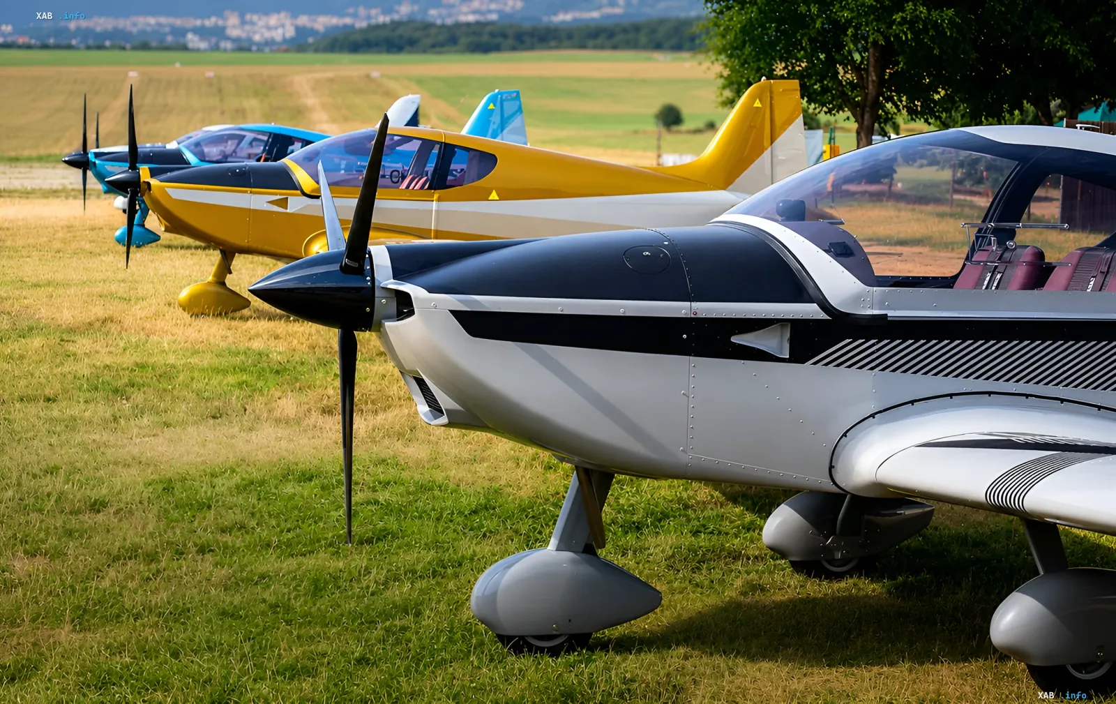 Trainingsflugzeuge ALTO NG von Tschechien auf einem Flugfeld in der Ukraine — Teil einer Lieferung von 10 Flugzeugen für Pilotenausbildung