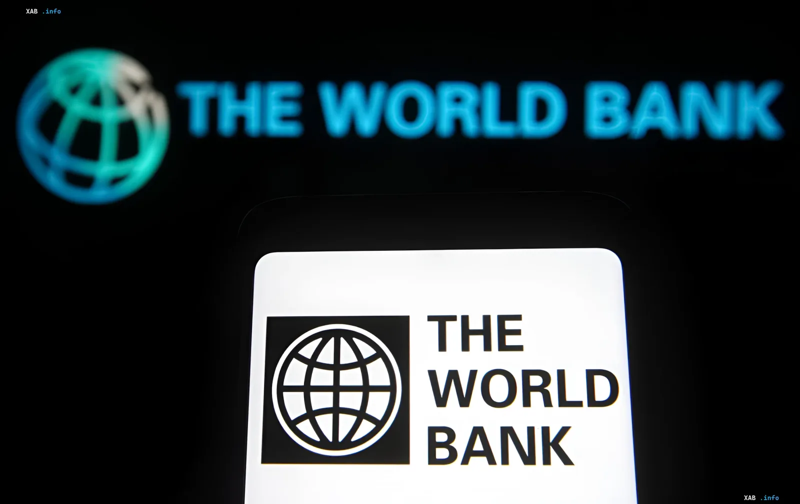 Logo der Weltbank auf einem Smartphone-Bildschirm mit unscharfem Hintergrund, der den Text THE WORLD BANK zeigt, was die finanzielle Unterstützung für die Ukraine symbolisiert.
