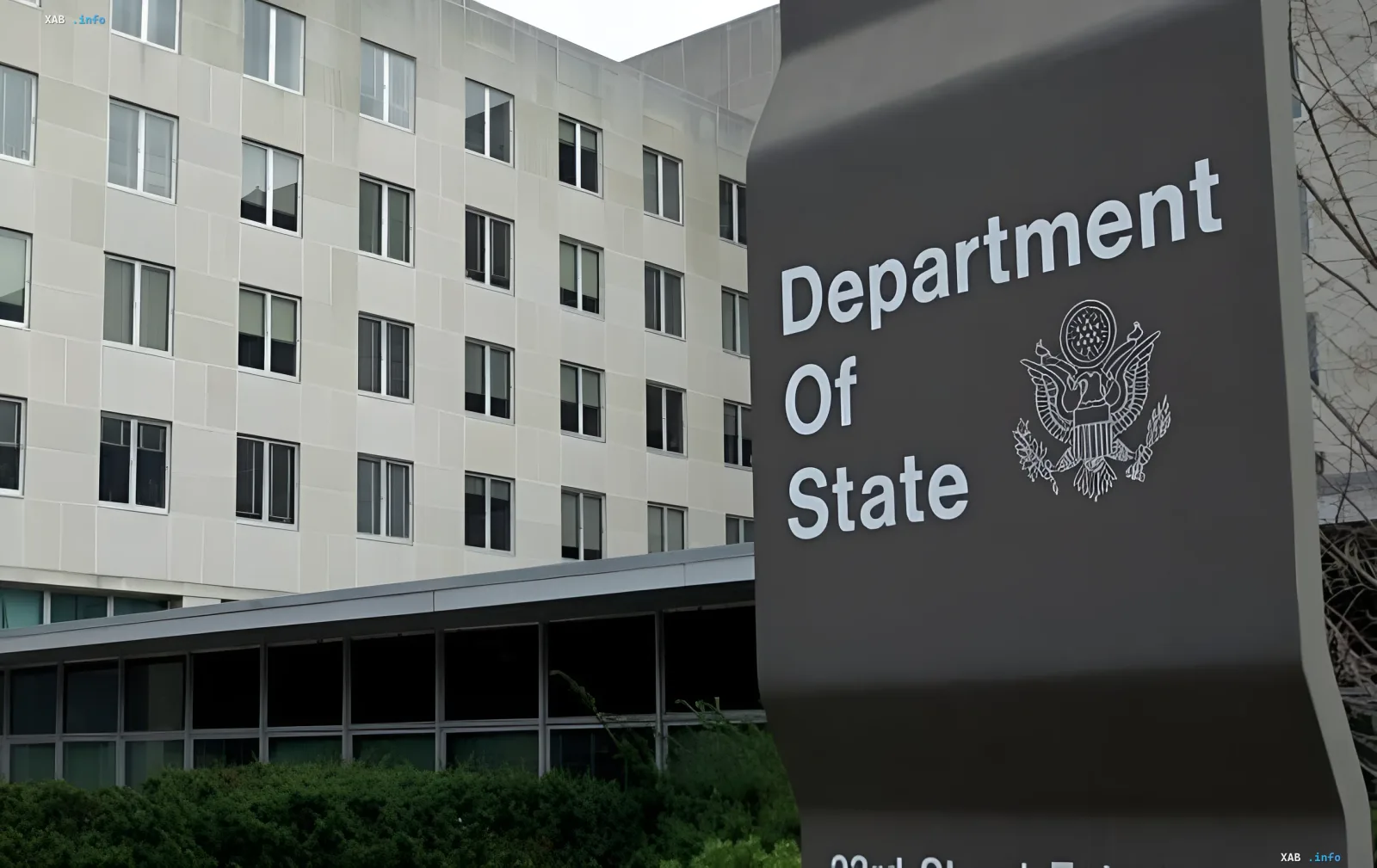 Знак Министерства иностранных дел США перед зданием Госдепартамента, символизирующий заявление о поддержке Украины и санкциях против России