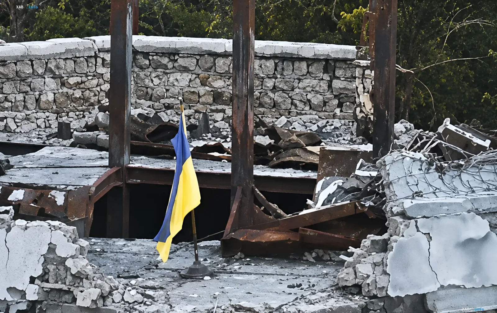 Ukrainische Flagge unter Trümmern auf der Kinburn-Halbinsel, Symbol des Widerstands und Vorbereitung des ukrainischen Vorgehens