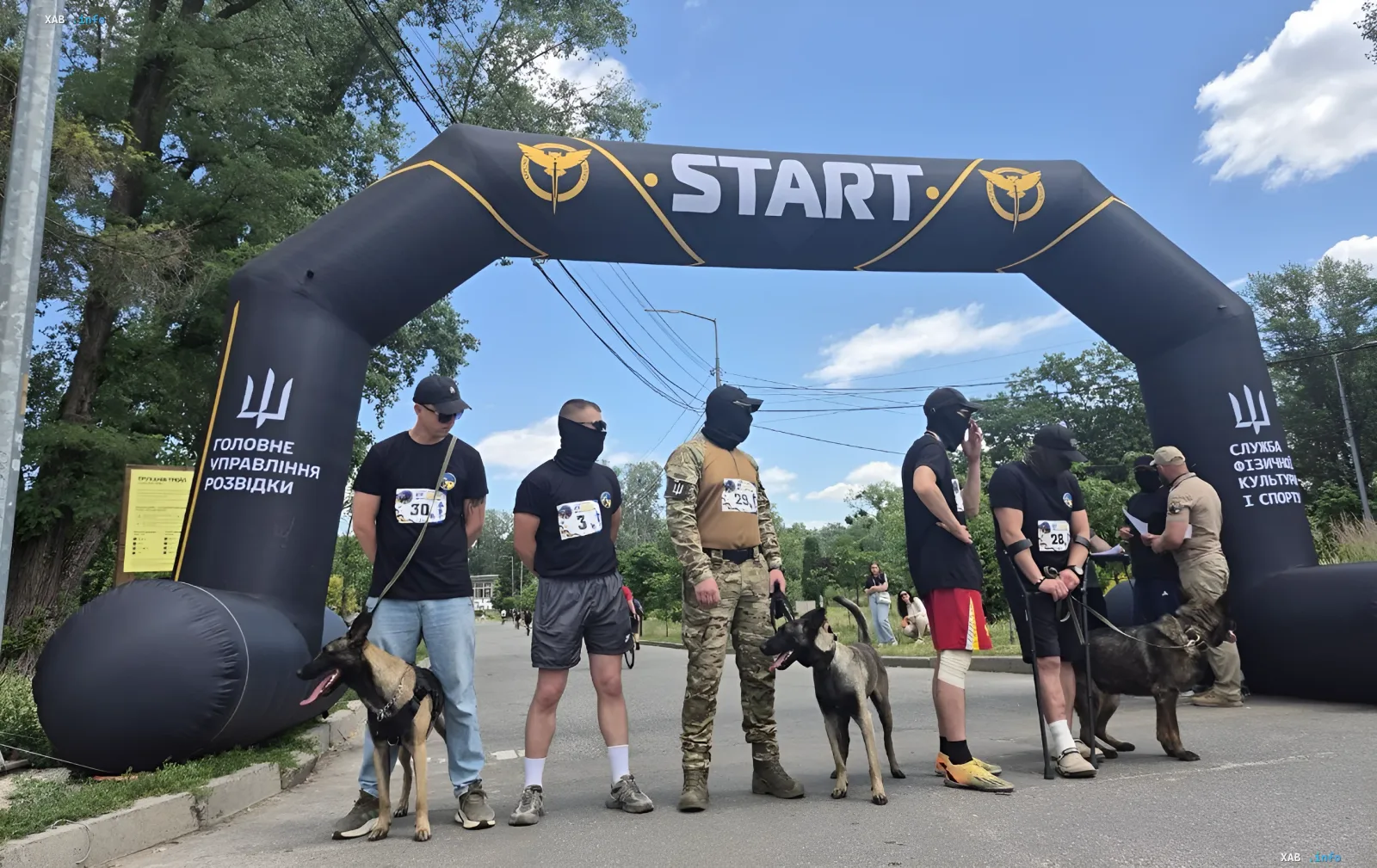 Участники с собаками на старте первого военного K9-забега в Киеве, где был установлен рекорд Украины