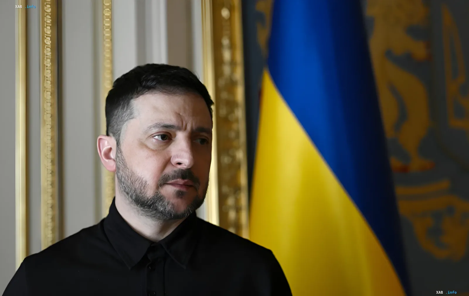 Ukrainischer Präsident Wolodymyr Selenskyj in offiziellem Ambiente vor der ukrainischen Flagge – Vorbereitung auf den Besuch in Bratislava