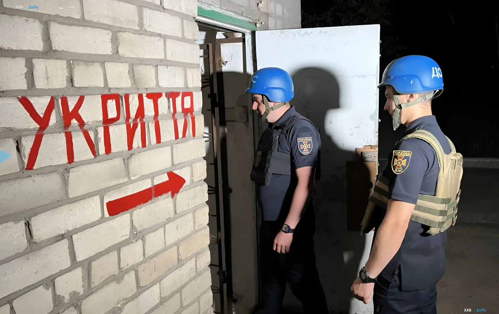 Сотрудники ДСНС Украины у входа в бомбоубежище после российских ракетных ударов по Кременчугу и Полтаве