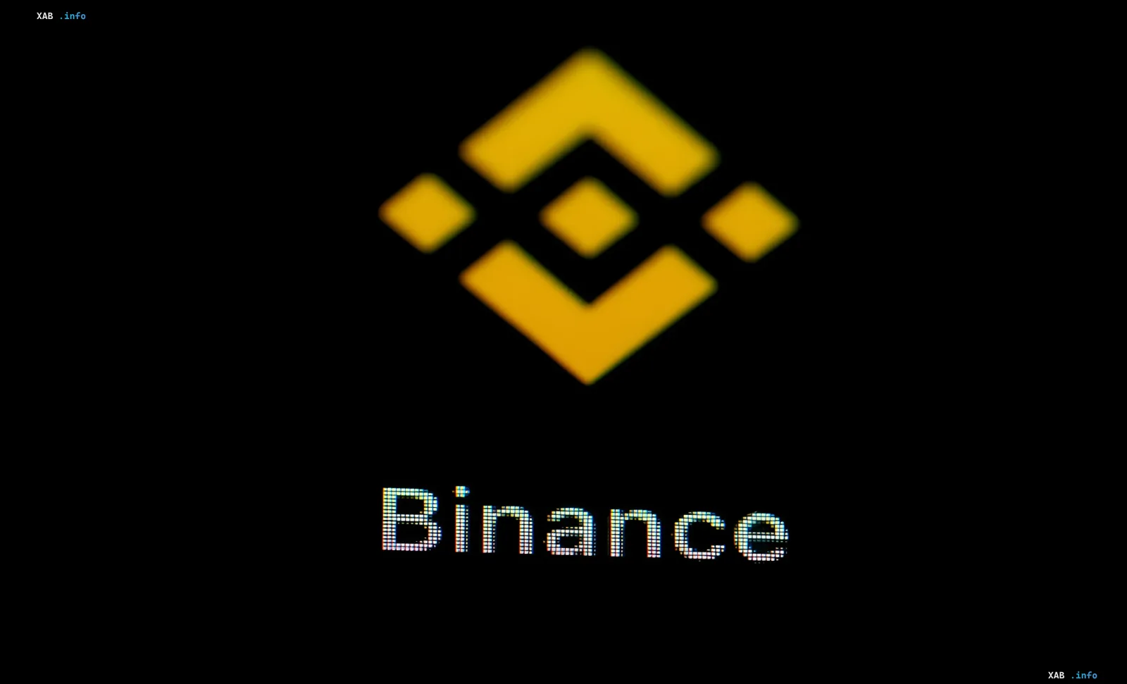 Binance-Logo auf schwarzem Hintergrund mit digitalem Text, das Änderungen in den Regeln für europäische Nutzer ab Juli 2026 symbolisiert
