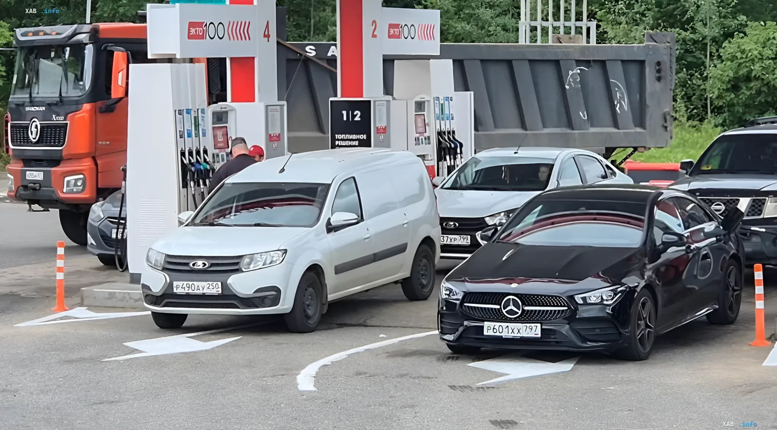 Autofahrer an einer Tankstelle diskutieren die Löschung von Chats im Messenger Max aufgrund des Gesetzes