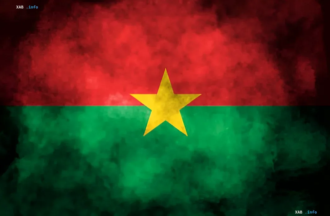 Flagge von Burkina Faso mit rotem und grünem Hintergrund und gelbem Stern, der die Beendigung der diplomatischen Beziehungen zu Frankreich symbolisiert