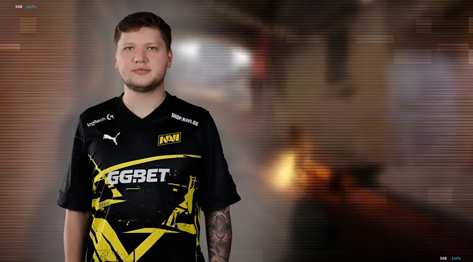 Кіберспортсмен s1mple у формі Navi на фоні розмитого зображення, що ілюструє новину про санкції за виступи з росіянами