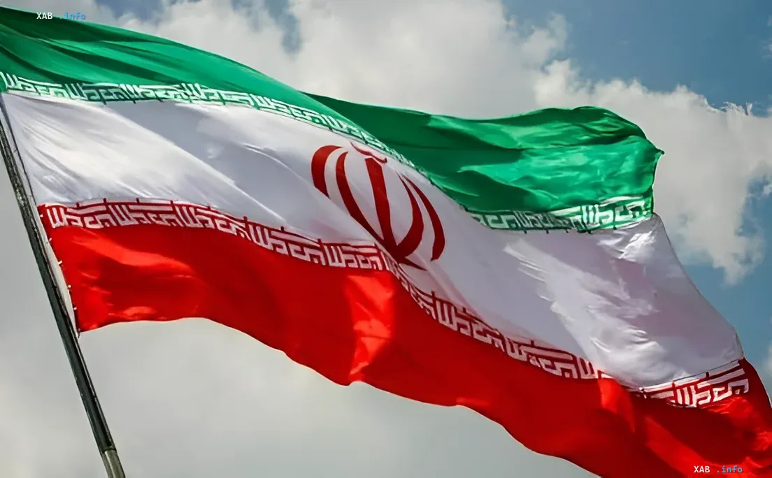 Iranische Flagge vor dem Himmel: Symbol der nationalen Haltung zur Ablehnung US-Militärbasen im Persischen Golf