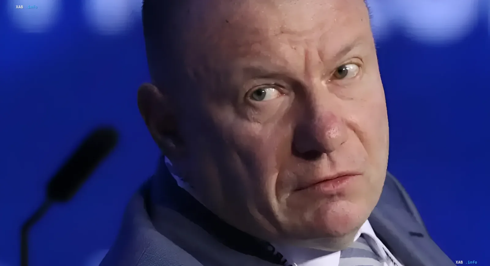 Ukrainischer Verteidigungsminister Oleksiy Reznikov vor einem blauen Hintergrund, der die Überprüfung der US-Sanktionen und das OFAC-Entfernung diskutiert