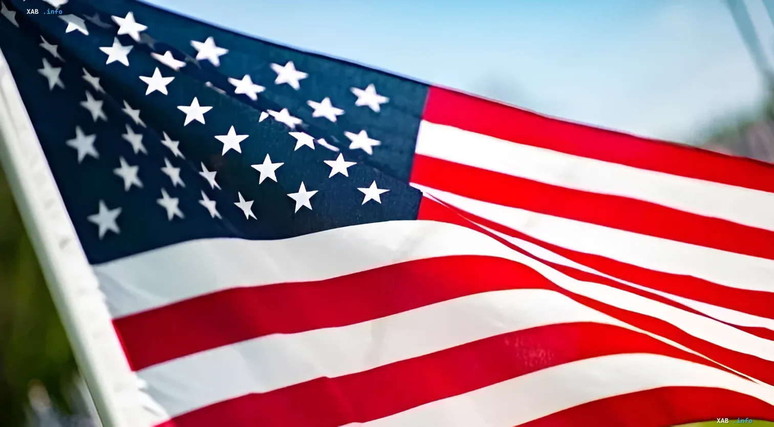 US-Flagge vor blauem Himmel — Symbol für Washingtons Rolle in Israel-Libanon-Sicherheitsgesprächen