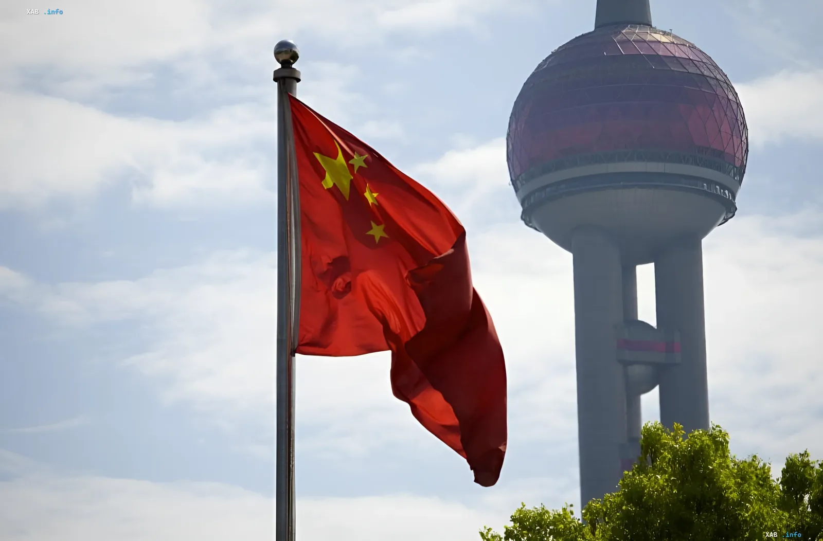 Chinesische Nationalflagge weht vor dem Oriental Pearl Tower in Shanghai, Symbol für Chinas wachsende Präsenz in der Region und erweiterte Patrouillen östlich von Taiwan
