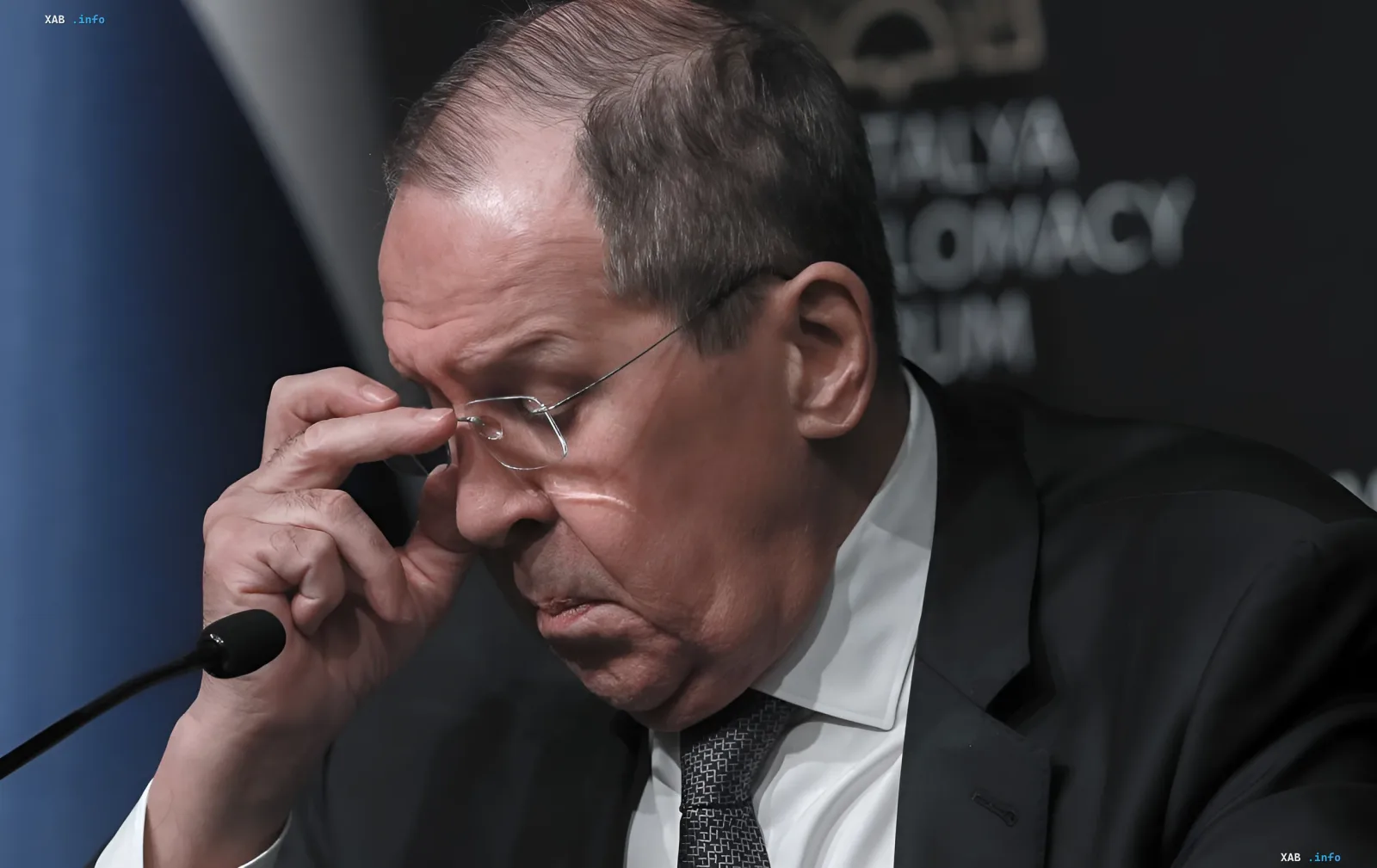 Министр иностранных дел России Сергей Лавров в момент размышления на фоне дипломатического форума, иллюстрируя напряженность в отношениях с США