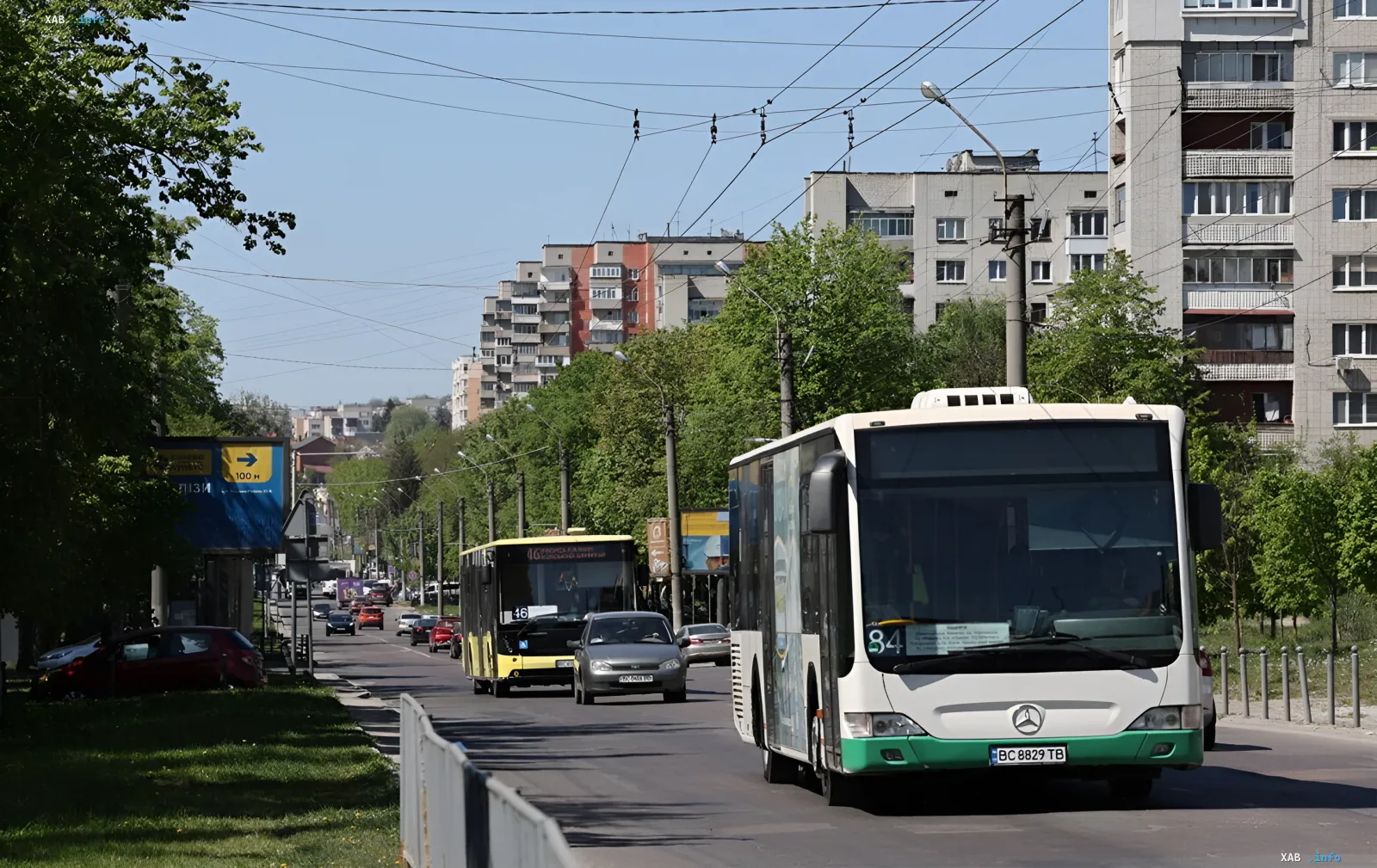 Автобусы на городской улице Львова в жаркий день — иллюстрация к новости о штрафах перевозчикам за неработающие кондиционеры