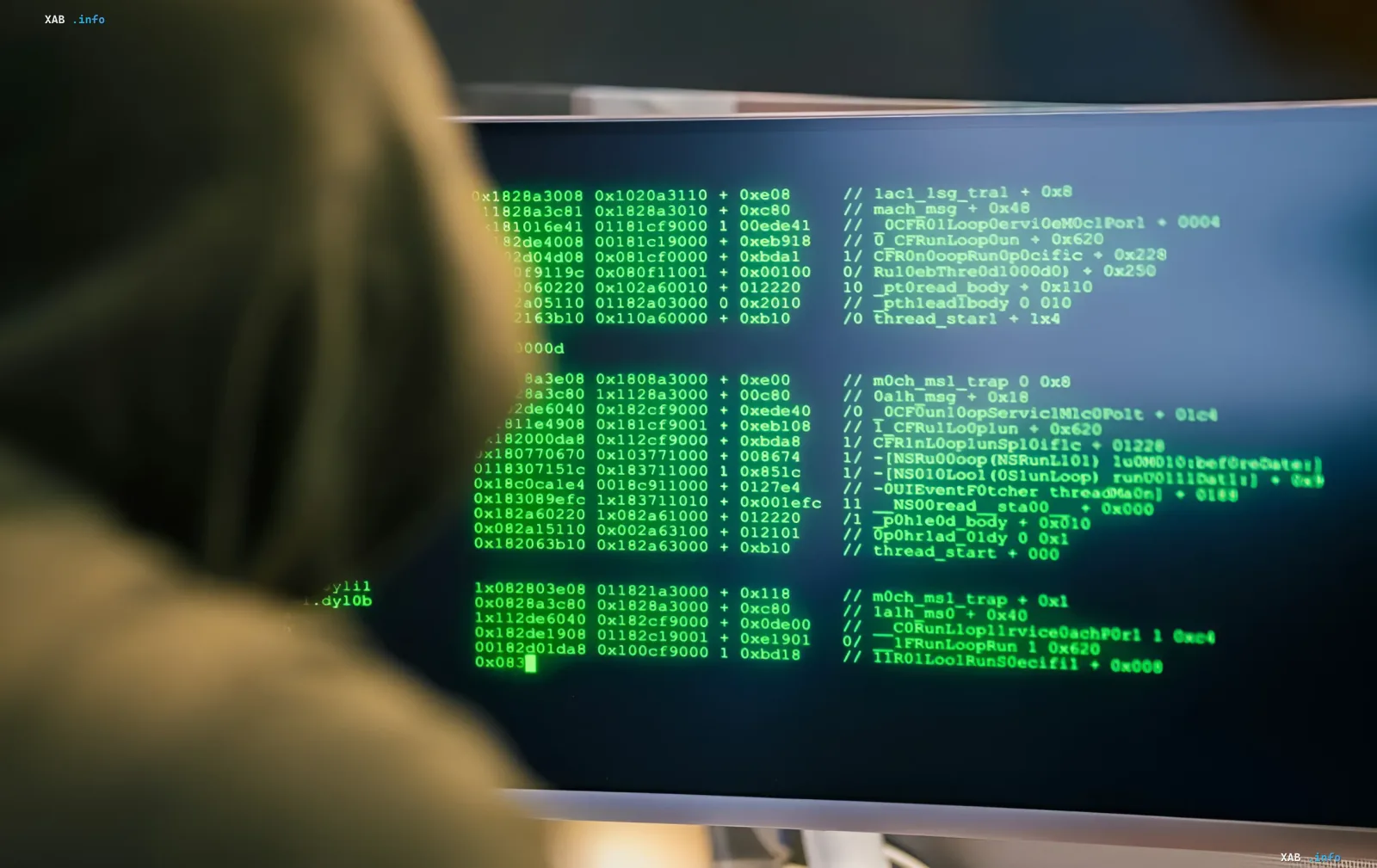 Хакер анализирует код шпионского инструмента STOCKSTAY на экране компьютера, демонстрируя кибератаку группы Turla