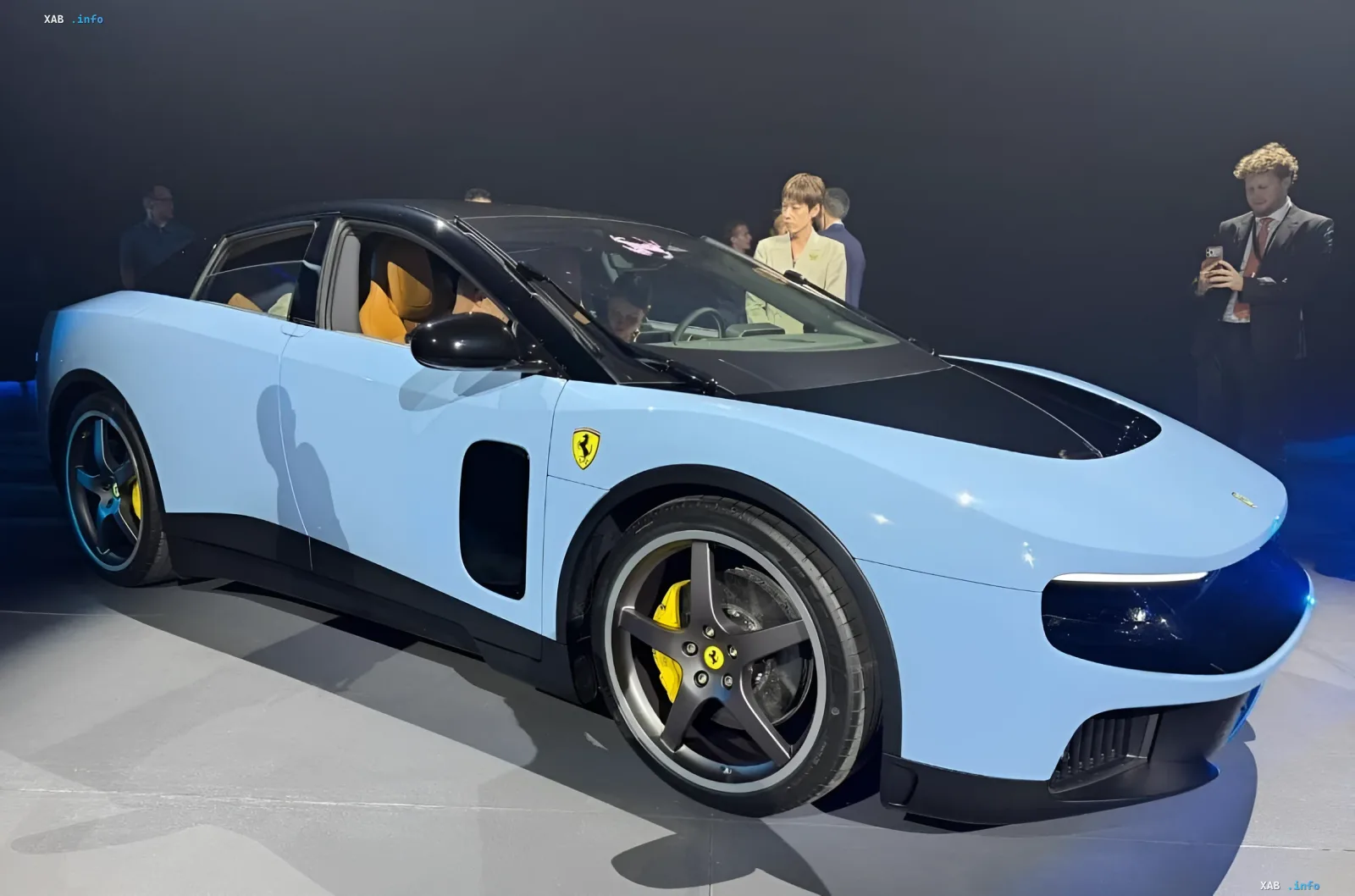 Синий прототип электрокара Ferrari Luce на сцене презентации, ставшей причиной отставки ветерана марки