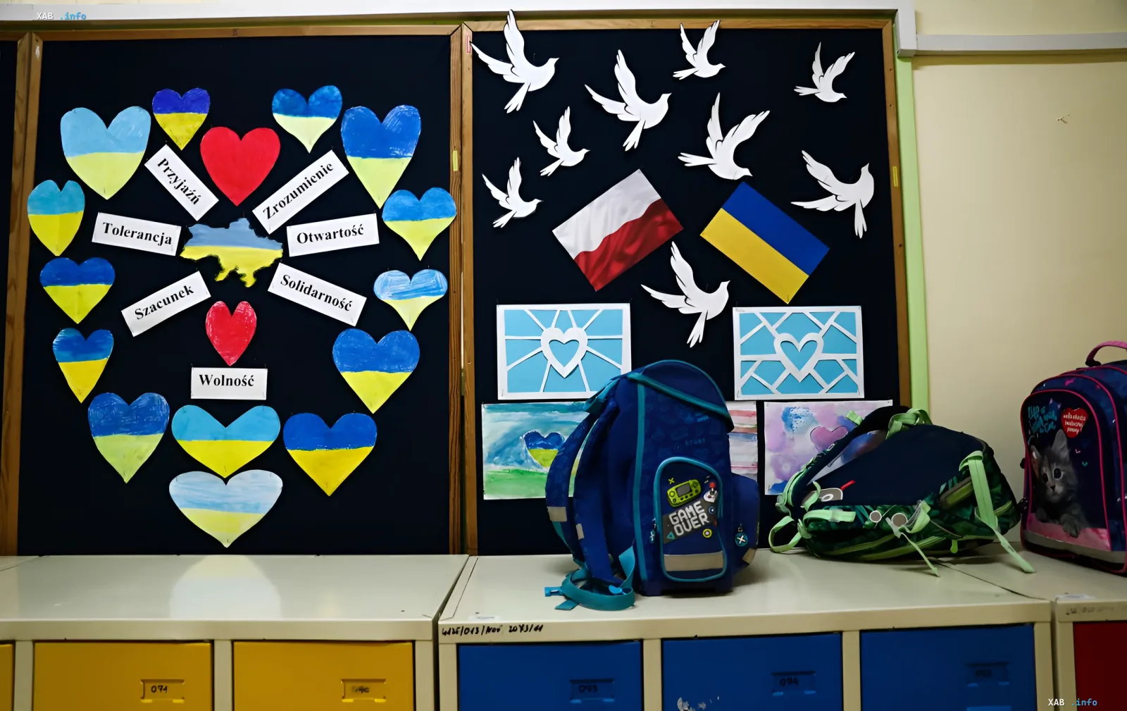 Ukrainische und polnische Flaggen an einer Schultafel mit Herzen und Friedenstauben, die Unterstützung und Freundschaft zwischen den Ländern symbolisieren