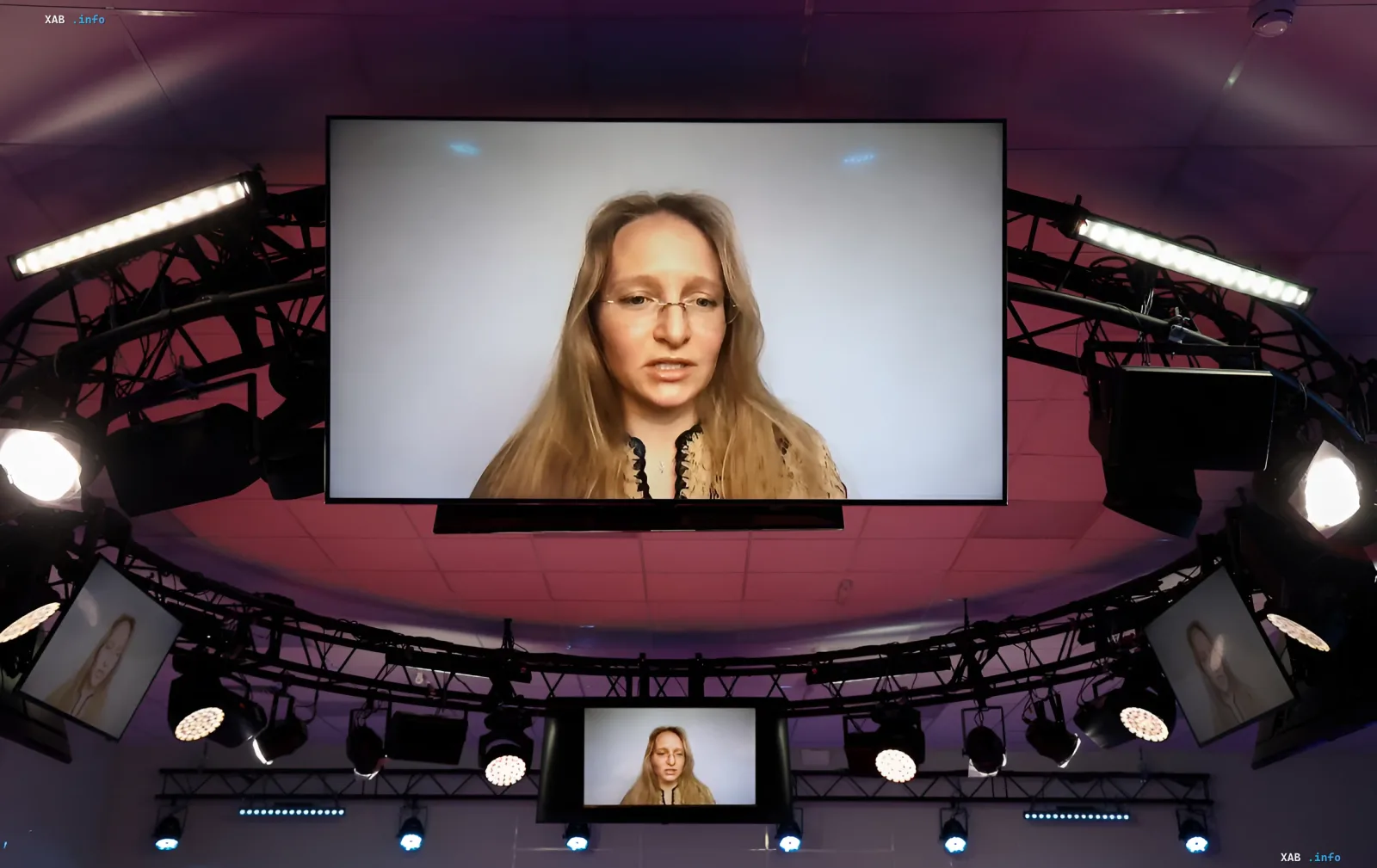 Ksenia Putin hält auf einer Leinwand in einem Saal mit professioneller Beleuchtung einen Vortrag über das S-400-Projekt auf Worobjow-Gory
