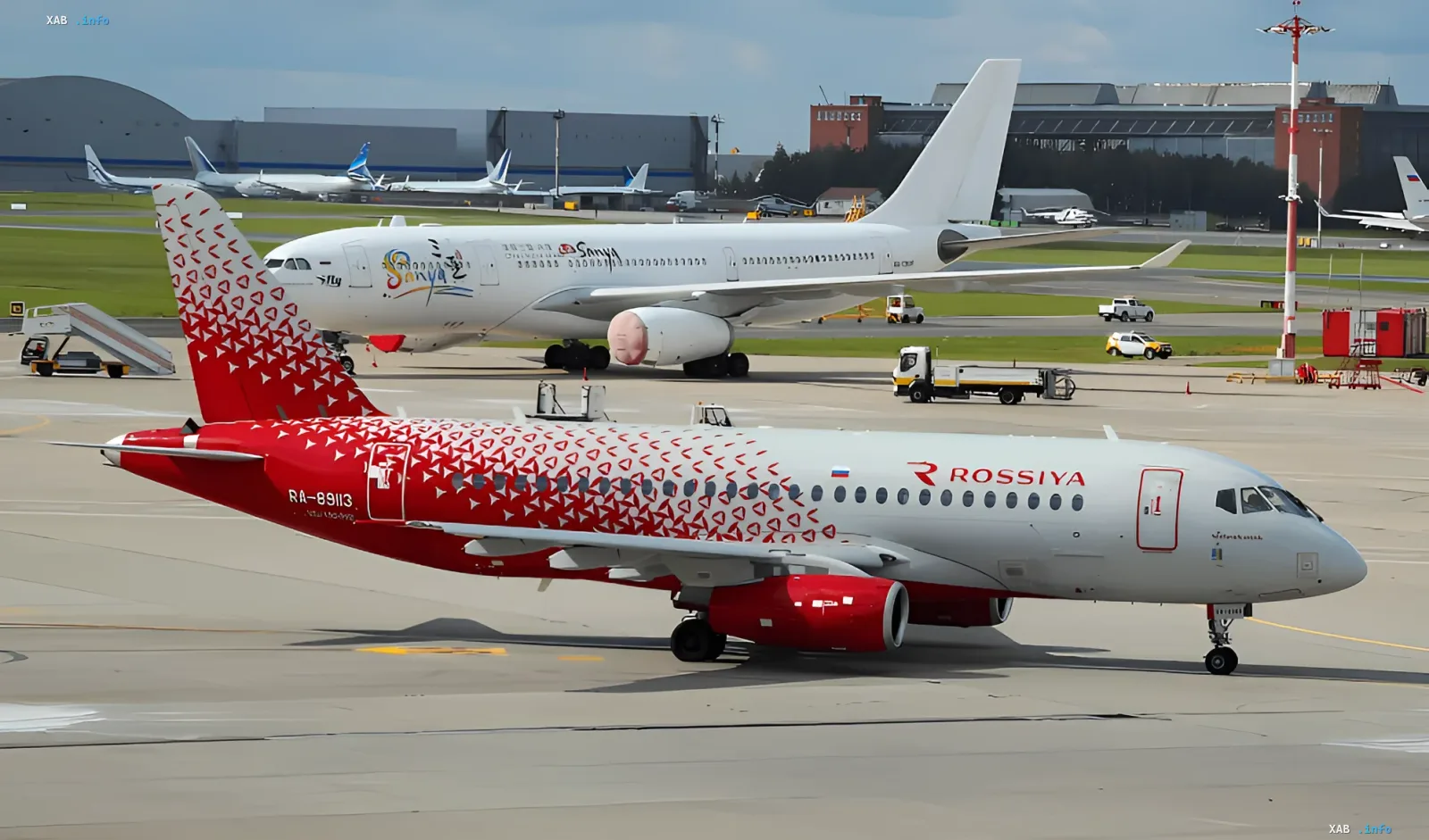 Sukhoi Superjet 100 Flugzeug der Fluggesellschaft Rossiya auf dem Flugfeld, das die Nachricht über die Anpassung der Zertifizierungsfristen bis 2027 illustriert