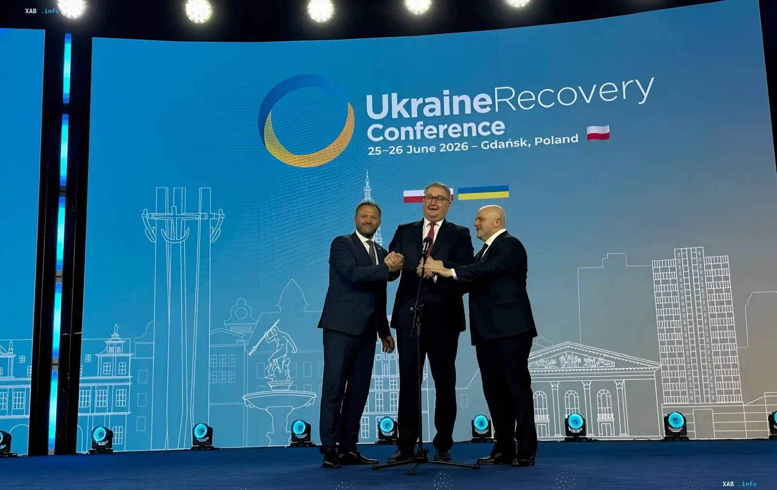 Teilnehmer der Ukraine Recovery Conference in Danzig, Polen, 25.-26. Juni 2026, die die Übergabe an Estland für die nächste Veranstaltung in Tallinn symbolisieren.