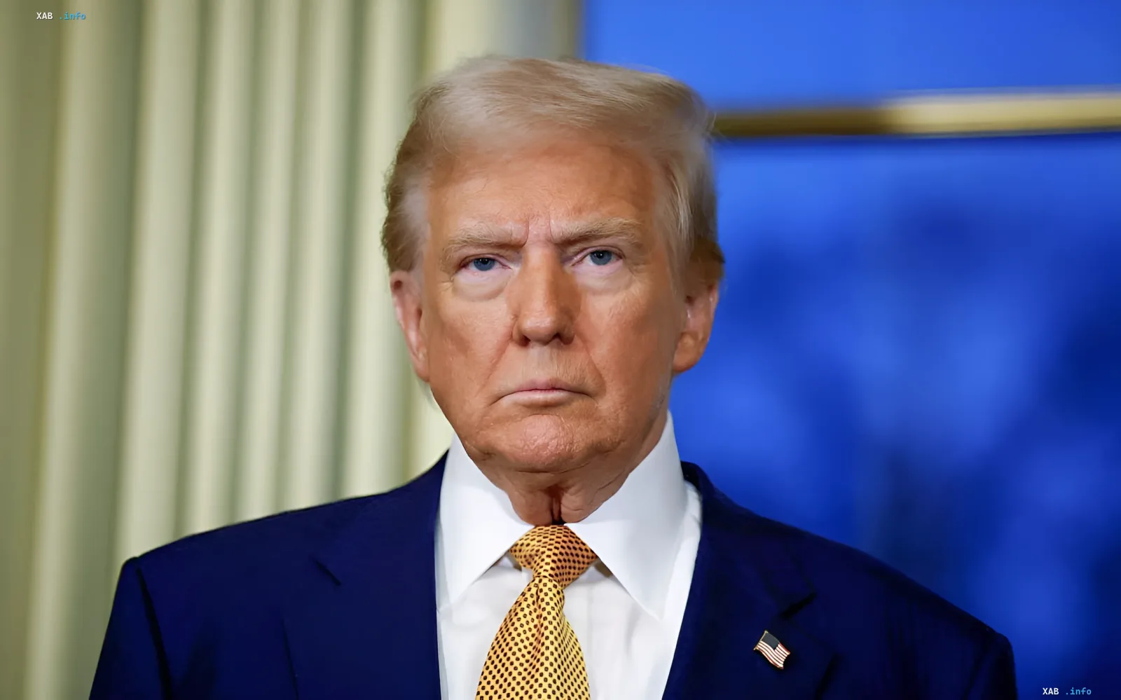 Donald Trump im Anzug mit US-Flaggen-Nadel, ernster Gesichtsausdruck — Reaktion auf den Angriff im Hormus-Sund und den Bruch des Waffenstillstands durch den Iran